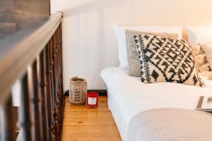 Łóżko lub łóżka w pokoju w obiekcie Honey Apartment - LoftAffair