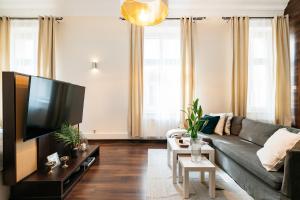 Telewizja i/lub zestaw kina domowego w obiekcie Honey Apartment - LoftAffair