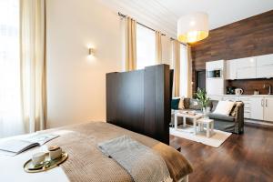 sypialnia z łóżkiem i salonem w obiekcie Honey Apartment - LoftAffair w Krakowie