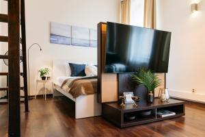 Telewizja i/lub zestaw kina domowego w obiekcie Honey Apartment - LoftAffair