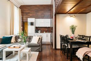 Kuchnia lub aneks kuchenny w obiekcie Honey Apartment - LoftAffair