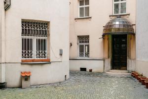 budynek z drzwiami i dwoma oknami w obiekcie Honey Apartment - LoftAffair w Krakowie
