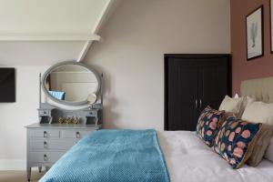 Кровать или кровати в номере Sentry Mead Hotel