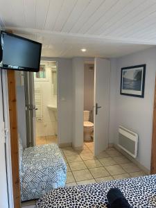 ラカノー・オセアンにあるLe Petit Havreのベッドルーム1室(ベッド2台、薄型テレビ付)