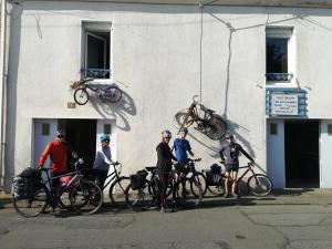 un groupe de personnes avec leurs vélos à l'extérieur d'un bâtiment dans l'établissement GUEST HOUSE groupe et Famille, à Saint-Paimboeuf