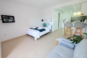 ein Wohnzimmer mit einem Bett und einem Sofa in der Unterkunft Benalmadena Jupiter - SunSea Apartments in Benalmádena