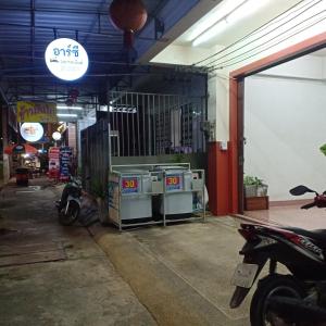 un garaje con motocicletas estacionadas dentro en RC Apartment, en Krabi