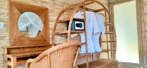 uma sala de vestir com um espelho e uma cadeira em GiliZen Resort - Private Pool Villas em Gili Air