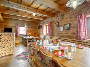 Televízia a/alebo spoločenská miestnosť v ubytovaní Chalet Steiners Blockhütte by Interhome