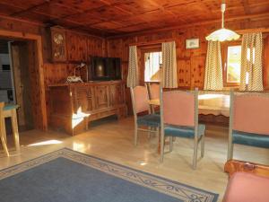 ein Esszimmer mit einem Tisch und einem TV in der Unterkunft Apartment Apart 14 by Interhome in Obergand