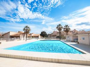 einen Pool in einer Villa mit Palmen in der Unterkunft Holiday Home Le Clos de St Cyprien by Interhome in Saint Cyprien Plage