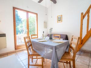 Un comedor con mesa y sillas en Holiday Home Thalassa-3 by Interhome, en Saint Cyprien Plage