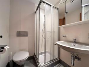 Et badeværelse på Apartment Nadine - SOE406 by Interhome