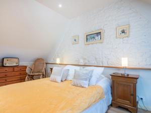 - une chambre avec un lit et deux oreillers dans l'établissement Holiday Home La Salicorne - CEZ401 by Interhome, à Créances