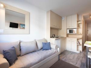 Il comprend un salon avec un canapé et une cuisine. dans l'établissement Apartment Vanoise-1 by Interhome, à Val Thorens