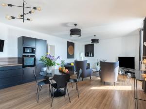 uma cozinha e sala de estar com mesa e cadeiras em Apartment Ô de Mer - ETL300 by Interhome em Étel