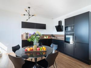 uma cozinha com uma mesa com fruta em Apartment Ô de Mer - ETL300 by Interhome em Étel