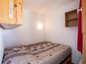 Postel nebo postele na pokoji v ubytování Apartment Cime de Caron 2207 by Interhome