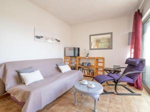 ein Wohnzimmer mit einem Sofa, Stühlen und einem Tisch in der Unterkunft Apartment Les Cypriennes by Interhome in Saint Cyprien Plage