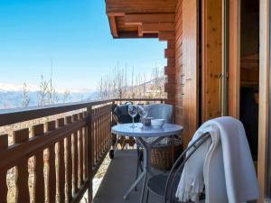 Balkón nebo terasa v ubytování Chalet Lara by Interhome