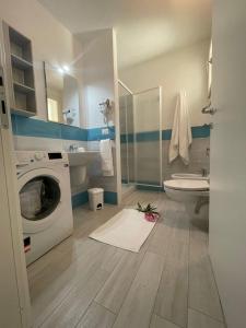 a bathroom with a washing machine and a toilet at Casa KIA - 2 camere da letto - Pet Friendly in La Ciaccia