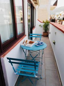 Fiori d'Arancio في تيراسيني: طاولة وكراسي على فناء مطعم