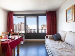 Llit o llits en una habitació de Apartment Les Glaciers by Interhome