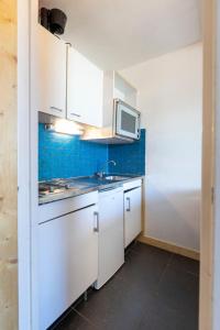 A kitchen or kitchenette at Apartment Les Glaciers by Interhome