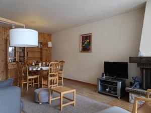 un soggiorno con tavolo e una sala da pranzo di Apartment Dents Rousses C1 by Interhome a Siviez