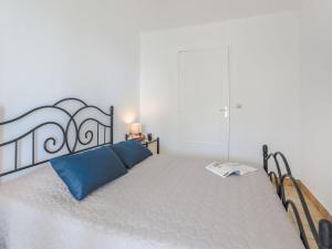 En eller flere senge i et værelse på Apartment Domaine du Clairfontaine by Interhome