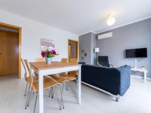sala de estar con mesa, sillas y sofá en Apartment Terecel Salou-15 by Interhome, en Salou