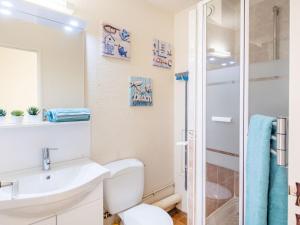 La salle de bains est pourvue de toilettes, d'un lavabo et d'une douche. dans l'établissement Apartment Les Sables d'Or-8 by Interhome, au Grau-du-Roi