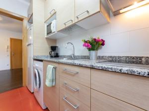 Kitchen o kitchenette sa Apartment Terecel Salou-5 by Interhome