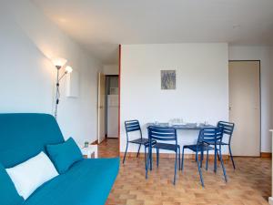 聖普里安海灘的住宿－Apartment Les Capitelles by Interhome，客厅设有餐桌和椅子