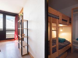 Våningssäng eller våningssängar i ett rum på Apartment Les Lauzières-10 by Interhome