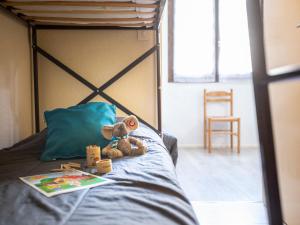 Bett mit blauem Kissen und ausgestopften Tieren in der Unterkunft Apartment La Roche Blanche-7 by Interhome in Val Thorens