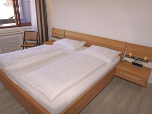Ein Bett oder Betten in einem Zimmer der Unterkunft Apartment Birkenwald-10 by Interhome