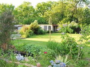 un jardin fleuri et une maison en arrière-plan dans l'établissement Villa Gärtnerhaus by Interhome, à Heyda