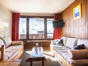 Posezení v ubytování Apartment Hauts De Chaviere A13 by Interhome
