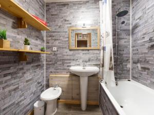 Koupelna v ubytování Apartment Hauts De Chaviere A13 by Interhome