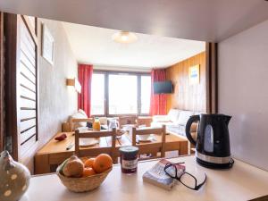 Příslušenství pro přípravu čaje a kávy v ubytování Apartment Hauts De Chaviere A13 by Interhome