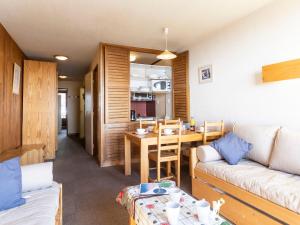 Posezení v ubytování Apartment Hauts De Chaviere A13 by Interhome + 37 fotografií
