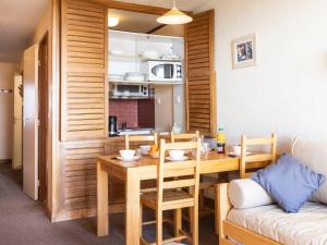 Kuchyň nebo kuchyňský kout v ubytování Apartment Hauts De Chaviere A13 by Interhome