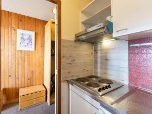 Kuchyň nebo kuchyňský kout v ubytování Apartment Hauts De Chaviere A13 by Interhome