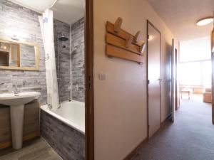 Koupelna v ubytování Apartment Hauts De Chaviere A13 by Interhome