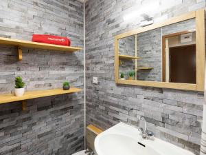 Koupelna v ubytování Apartment Hauts De Chaviere A13 by Interhome
