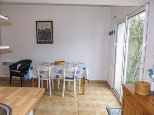 comedor con mesa y algunas sillas en Holiday Home La Touche - IDR121 by Interhome, en La Flotte