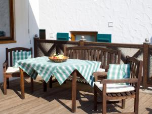 einen Tisch und Stühle mit einer Obstschale auf dem Balkon in der Unterkunft Holiday Home Fischer by Interhome in Lechbruck