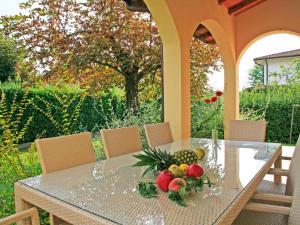 - une table en verre avec un bol de fruits dans l'établissement Villa Villa Gino by Interhome, à Forte dei Marmi