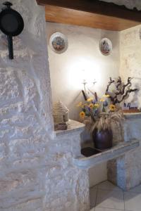 ラルバンクにあるHoliday Home La Bergerie by Interhomeの花瓶付きの石造りの暖炉のある部屋 +11枚の写真